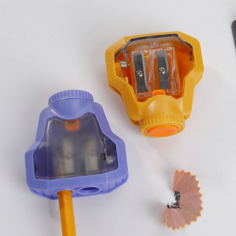 Creative stationery, spaceship, double-hole pencil sharpener, cute cartoon school supplies, manual pencil sharpener, pencil sharpener Application Scenario