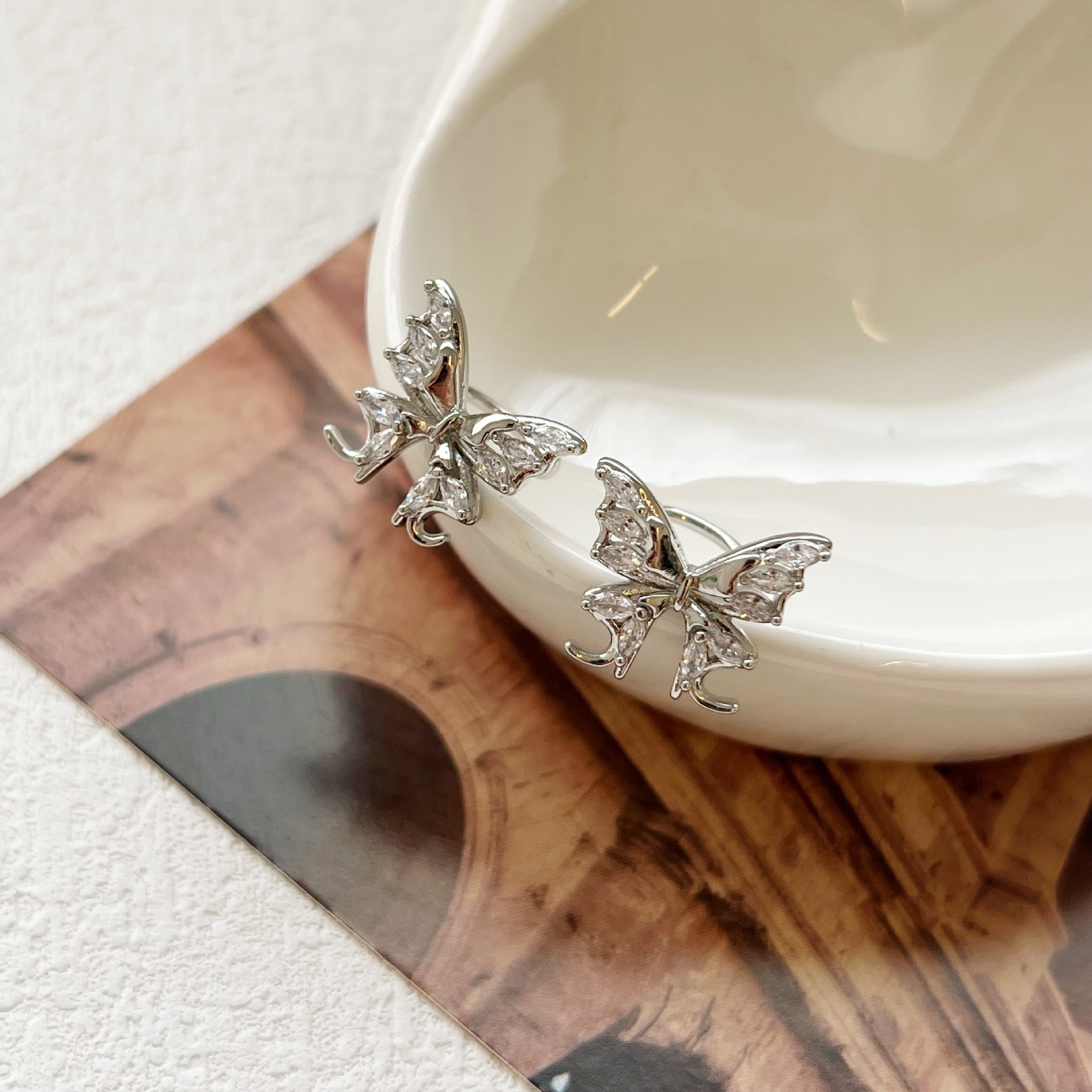 镂空蝴蝶锆石耳环女微镶高级感简约耳钉2024新款爆款网红百搭耳饰详情3
