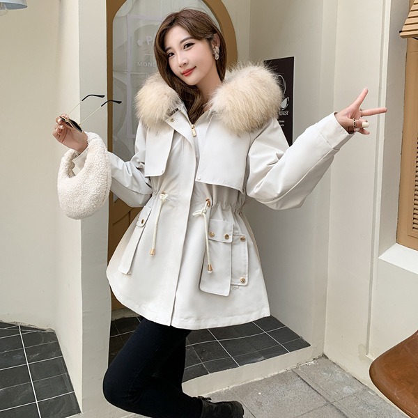 The real photographer overcomes the short and petite girl with a detachable inner liner made of rex rabbit fur 貉子 fur collar haining fur coat for winter