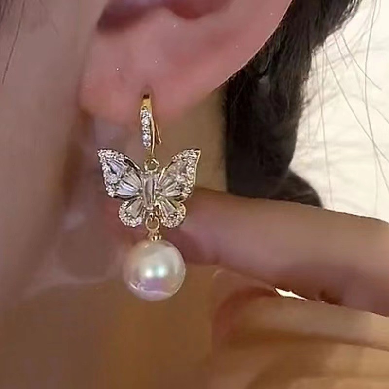 气质锆石蝴蝶耳环女珠珠耳坠轻奢高级感耳钩小众设计时尚耳饰 Application Scenario