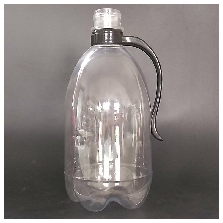 We have a wide range of specifications of salad oil drums, PET edible oil jugs, oil bottles, plastic drums and bulk liquor drums in stock Specification image