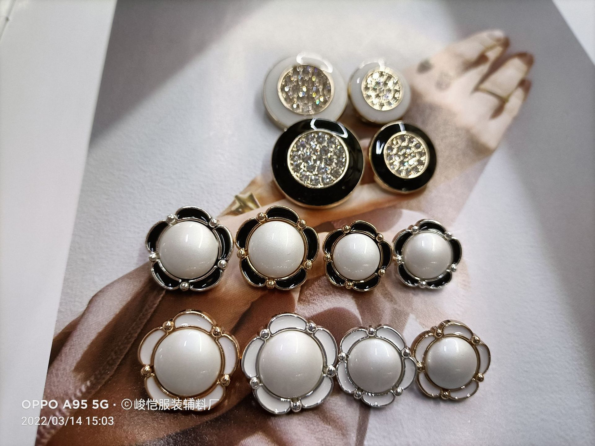 Metal pearl round button cardigan, sweater, top button coat, woolen clothes, versatile decoration, high-end for women Specification image