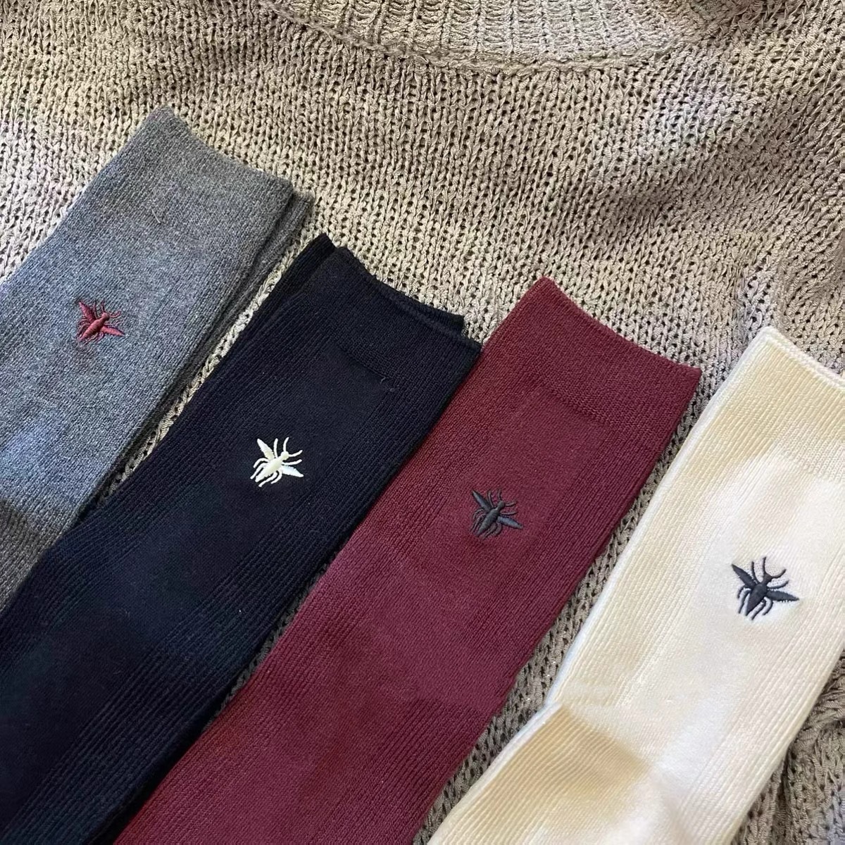 The same style of small bee-embroidered vertical striped double-needle socks as in the early autumn catwalk, trendy and slimming vertical striped pile socks on Instagram Application Scenario