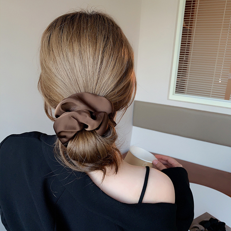 Feel Satin Large Scrunchie South Korean Network Red 2022 Temperament Tie Hair Rope Female Simple Ball Hair Accessories Application Scenario