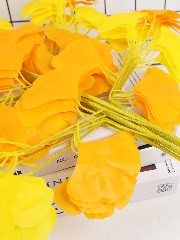 Artificial ginkgo leaves, artificial branches, yellow tree leaves, plastic flowers, artificial flowers, green plants, indoor engineering landscaping Item Picture