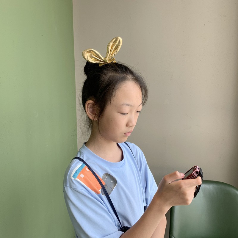 Light and simple pearlescent fabric rabbit ear hair clip top clip, elegant girls' three-dimensional bow bangs clip, duckbill clip Application Scenario