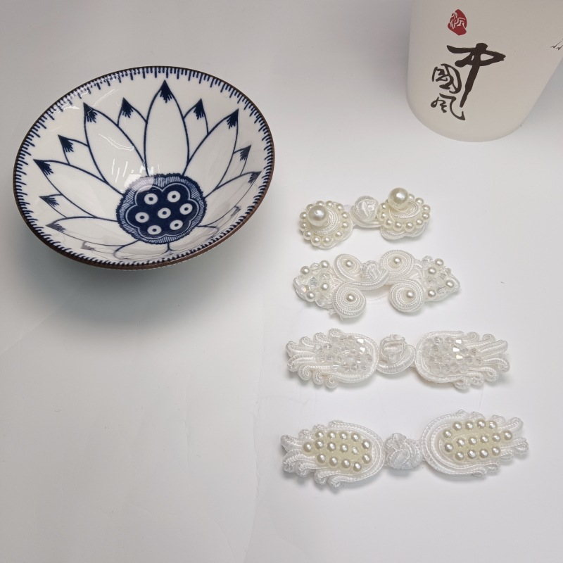 In stock, Chinese-style buckles, staples, three-wheel and four-wheel small chanel-style pearl shoes, women's cheongsam and socks buckles