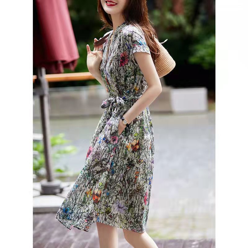 Chiffon floral print slim and elegant dress for summer 2024, a new fashion mid-length skirt that covers the belly details Picture