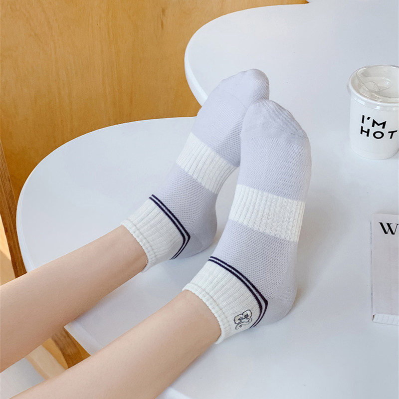 Factory direct sales of women's grey five-inch socks, combed cotton hand-sewn jacquard digital fashion sports socks wholesale Item Picture