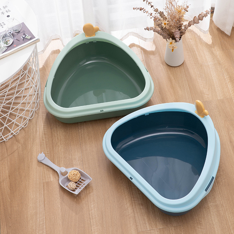 The 2021 new triangular cartoon head cat litter box is a semi-enclosed cat toilet that can be topped into the cat litter box and comes with a cat litter shovel details Picture