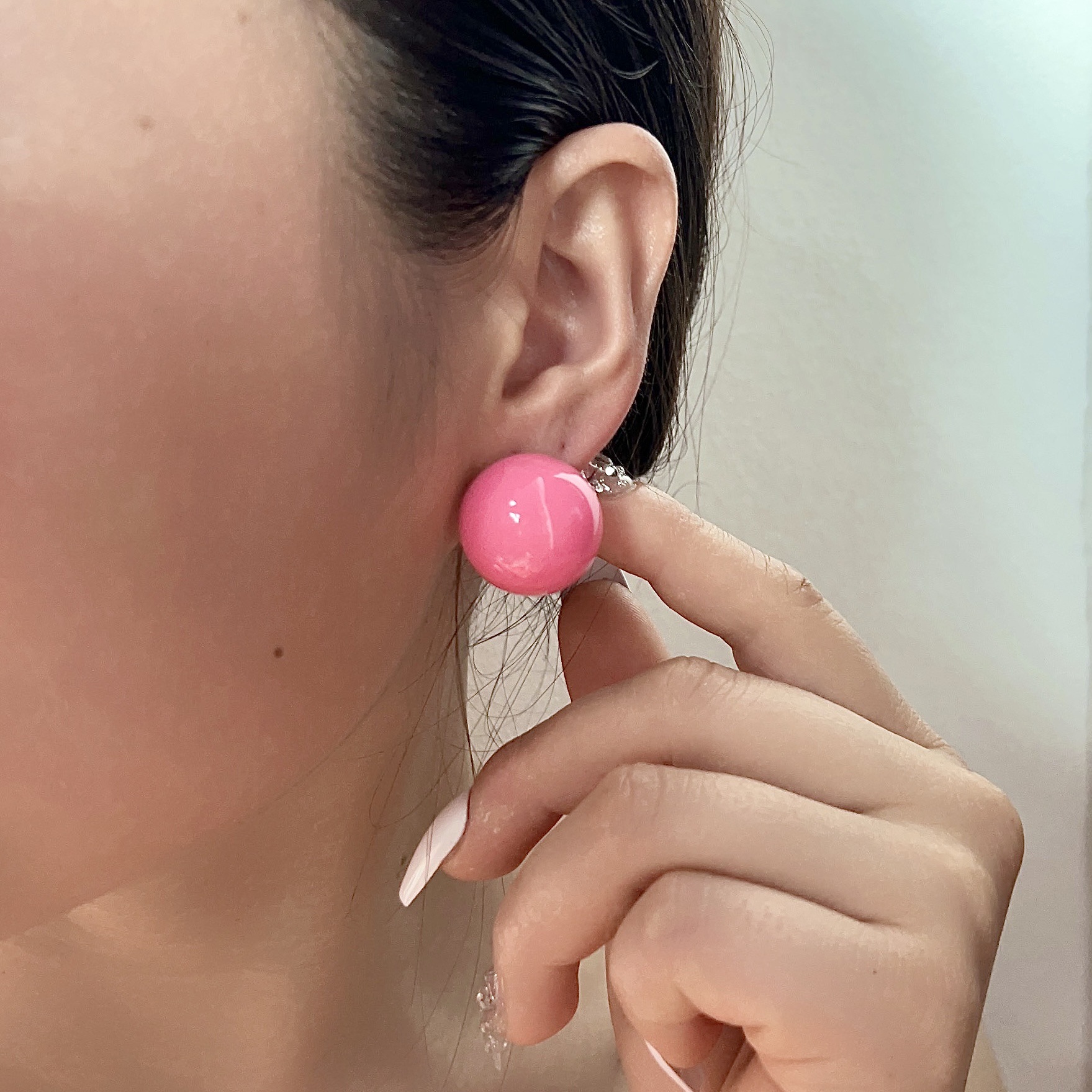 Macaron pearls! The new dopamine girl acrylic stud earrings are sweet, fresh and cute. The round and adorable earrings are trendy details Picture