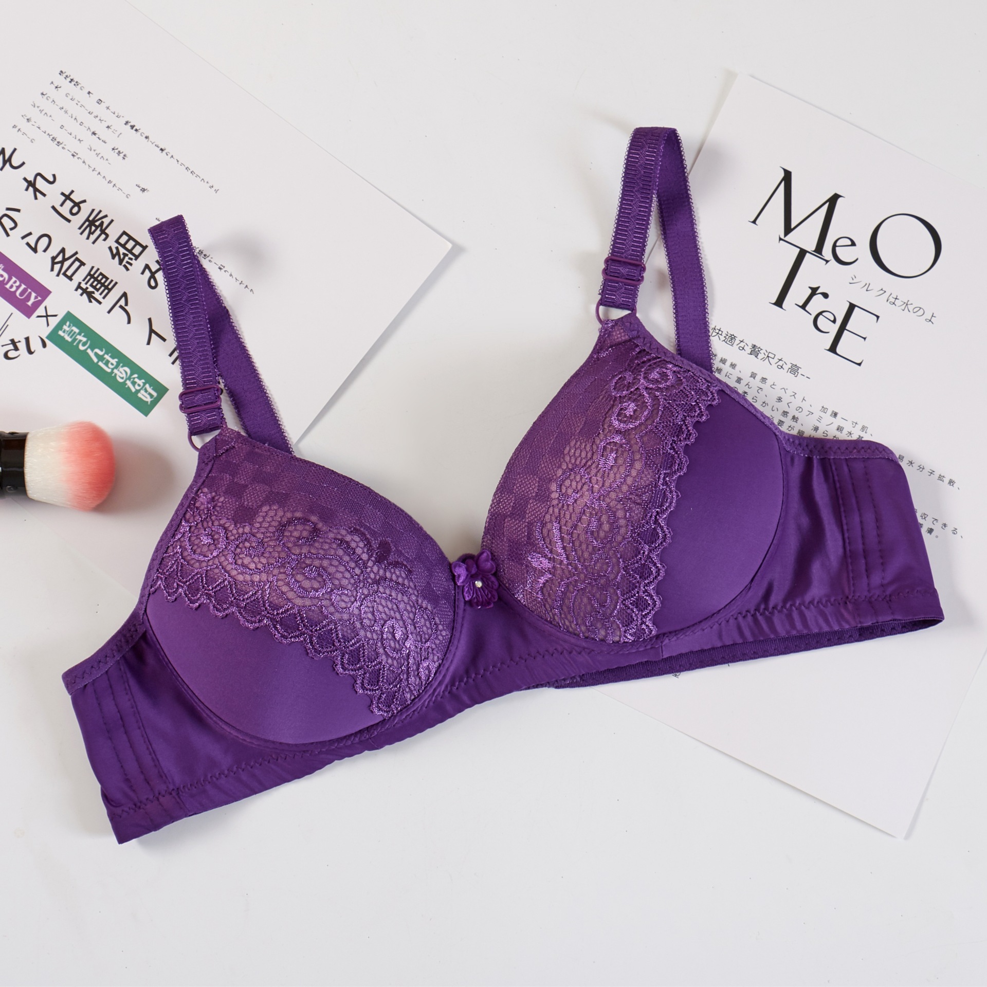 Factory direct supply of thin undergarments for middle-aged and elderly people without steel rings. Women's lace trim for comfortable gathering. Large-sized bra cover for mothers Application Scenario