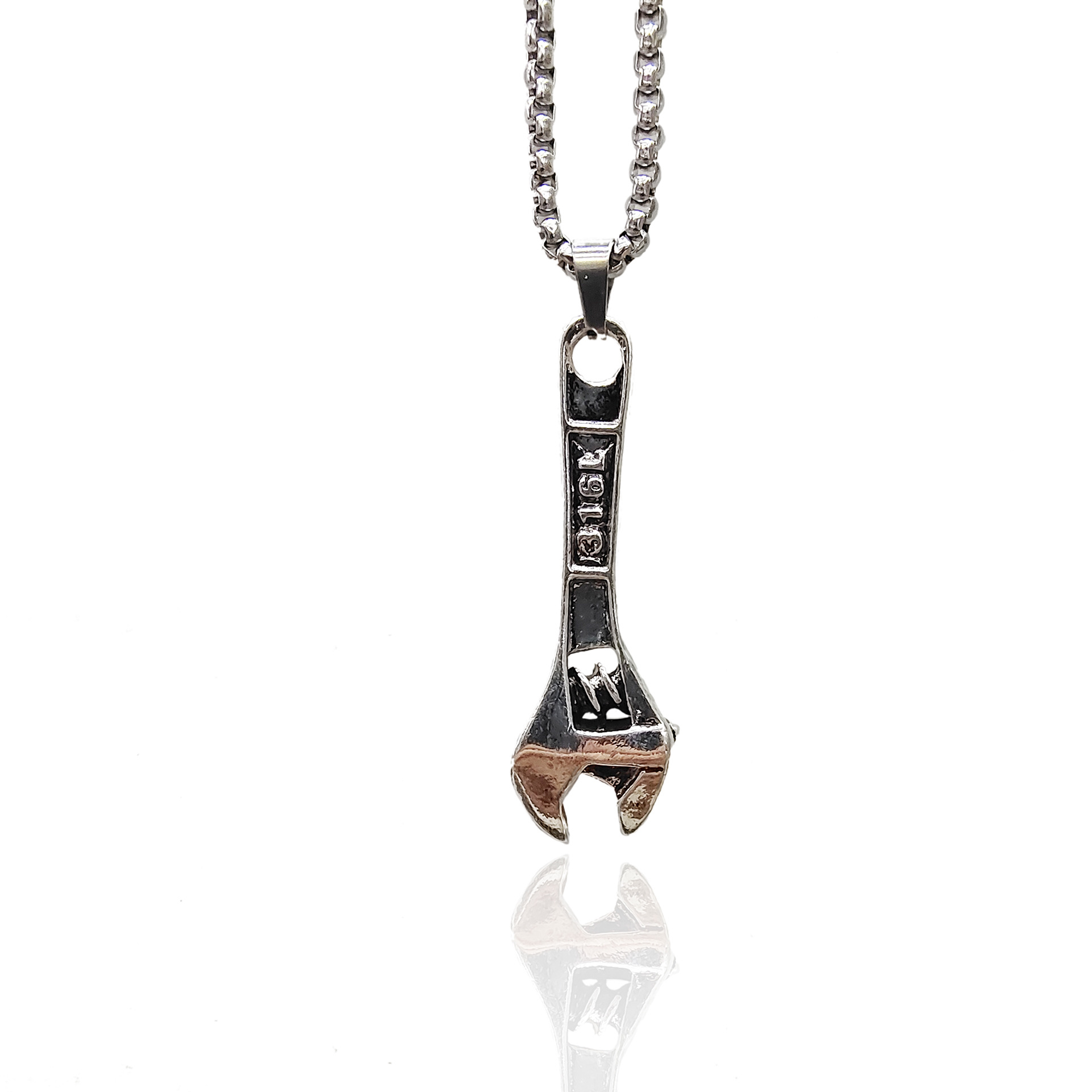 Net Red Men's Necklace Europe And The United States Military Brand Necklace Sweater Chain Alloy Lion Pendant Stainless Steel Necklace Wholesale Application Scenario