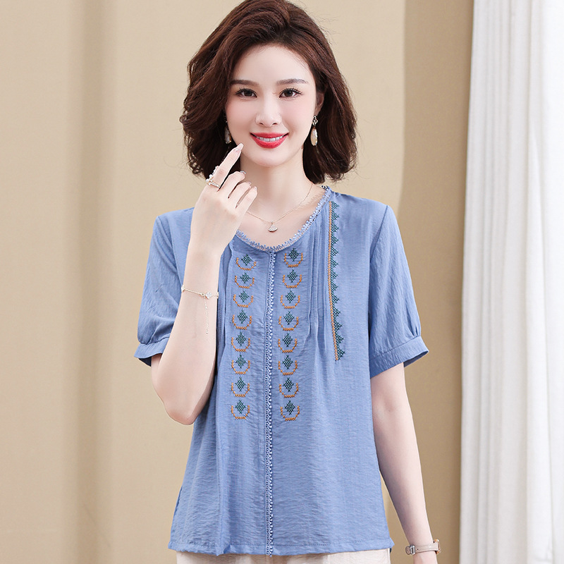 2023 Summer short-sleeved set for middle-aged mothers, a new summer style of loose, stylish and youthful embroidered T-shirt for women Application Scenario