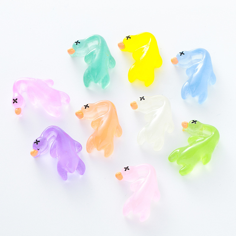 新款树脂夜光迷你鸭钥匙扣书包小挂件车内装饰品创意摆件饰品批发详情图5