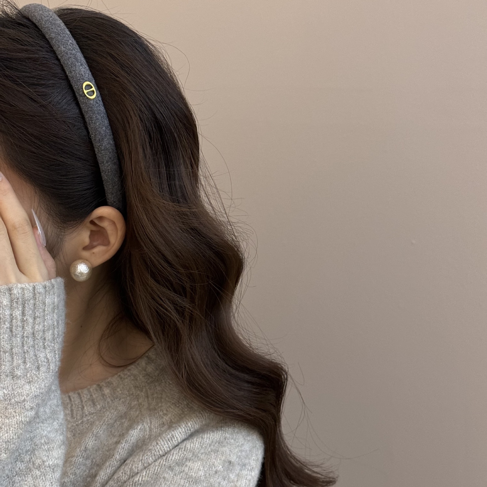 The retro and simple narrow version of the gold label letter headband is a versatile and elegant daily fashion hair accessory for women pic 6