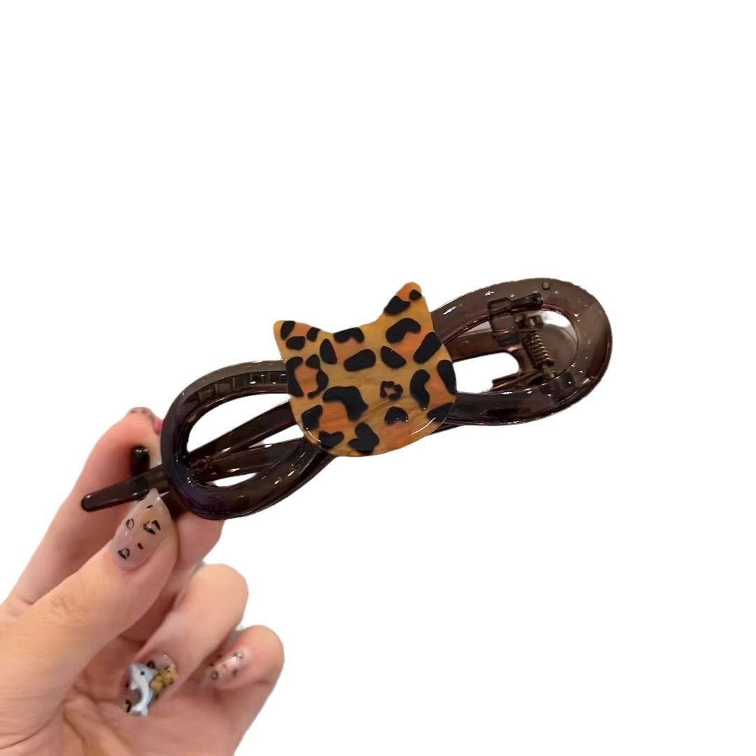 The cute and playful leopard print cat twist clip has a high-end feel. The one-line scratch-off clip on the back of the head is a fashionable and versatile women's updo headwear Item Picture