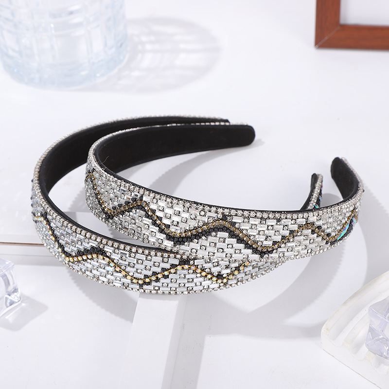 Wholesale Spot Temperament Full Drill Wide Edge Pressure Headband Cross-Border Goods Source Europe And The United States Fashion Sense Net Red Rhine-Diamond Headband Application Scenario