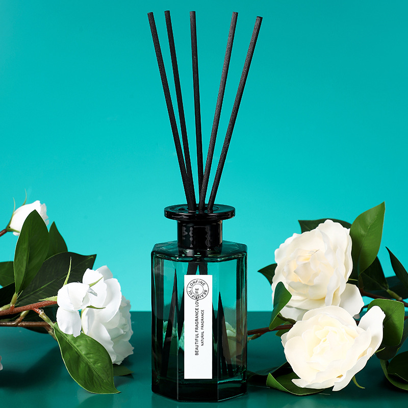 200Ml Dark Green Aromatherapy Household Indoor Long-Lasting Office Eight-Sided Bottle Scented Essential Oil Bedroom Aromatherapy Decoration Application Scenario