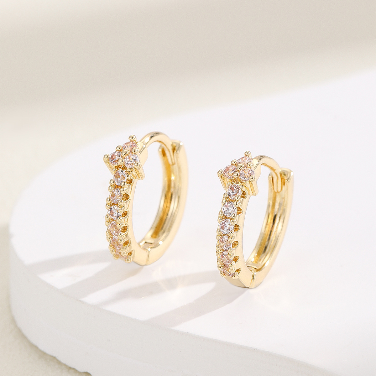 Zircon earrings, simple and elegant, light luxury earrings, high-end feel, niche design sense, high-end earrings, versatile jewelry accessories