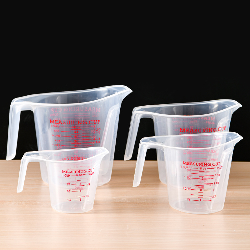 Plastic measuring cup hand-held with graduated clear thickened baking kitchen measuring cup multi-gauge graduated cup with handle Application Scenario