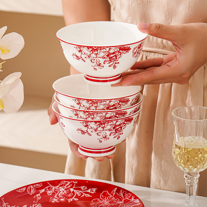 A set of tableware as a wedding gift for best friends. A wedding gift for the bride. Practical bowls, plates, utensils, bowls and chopsticks. Moving into a new home Application Scenario