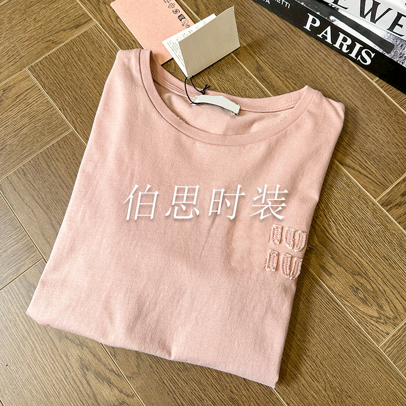 深圳南油！miu代发批发24夏季新款圆领短袖浅粉色T恤贴布休闲女装