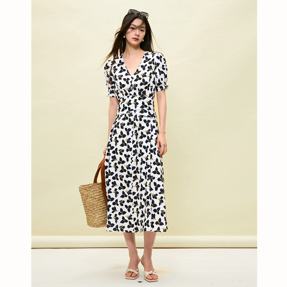 【 Shengdu 】 Summer New French-style printed V-neck, waist-cinching and slimming, puffed sleeves, large skirt hem floral print dress Application Scenario