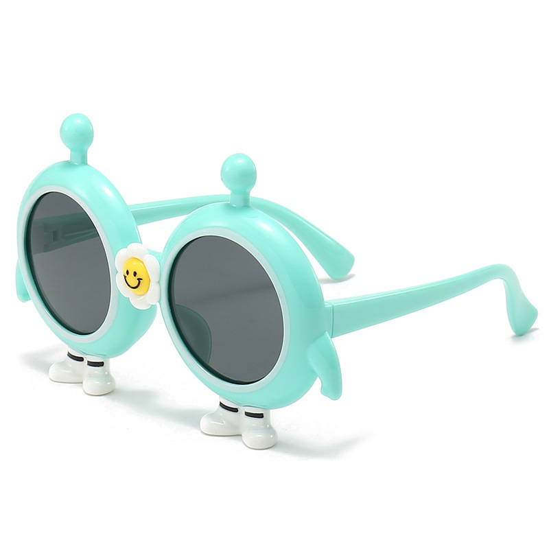 New Children's Sunglasses Cute Cartoon Shape Juvenile Polarizer Student Sunglasses Sunshade Mirror 8182 Application Scenario