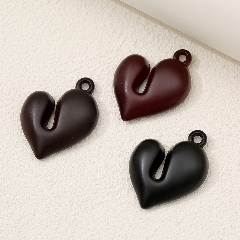 Imitation wood hanging hole heart-shaped flower pendant, hanging hole hanging piece, bag hanging, acrylic pendant, diy jewelry, necklace material accessories Application Scenario