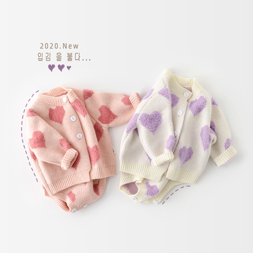 A two-piece set of Korean-style baby girl's heart-shaped jacquard coat with shoulder straps and triangular crawling fur coat is soft