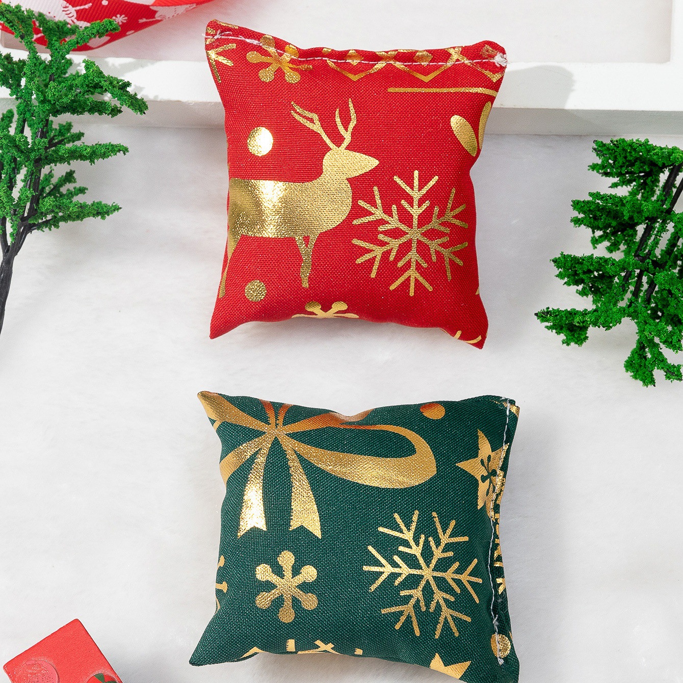 Factory direct sales of new Christmas cat toys, square Christmas catnip throw pillows with catnip for self-entertainment and chewing Specification image