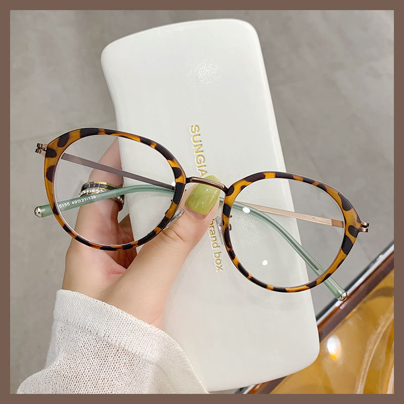 This is a super light, fashionable and fresh frosted eye frame from carin in South Korea. It features a round frame and anti-blue light protection Specification image
