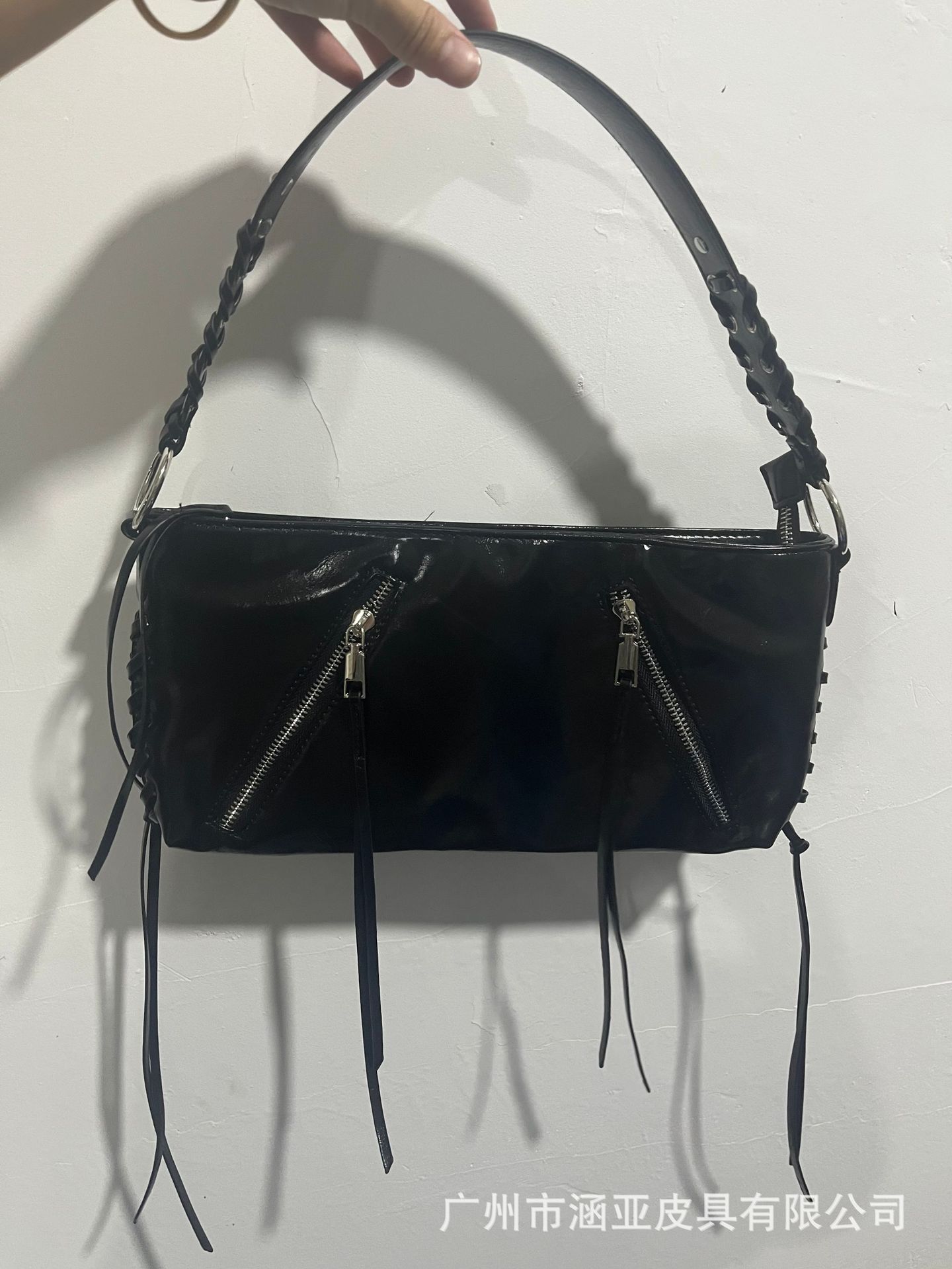 Z家厂家直销秋季新品复古大容量手提包铆钉穿绳手腕包旅行单肩包详情5