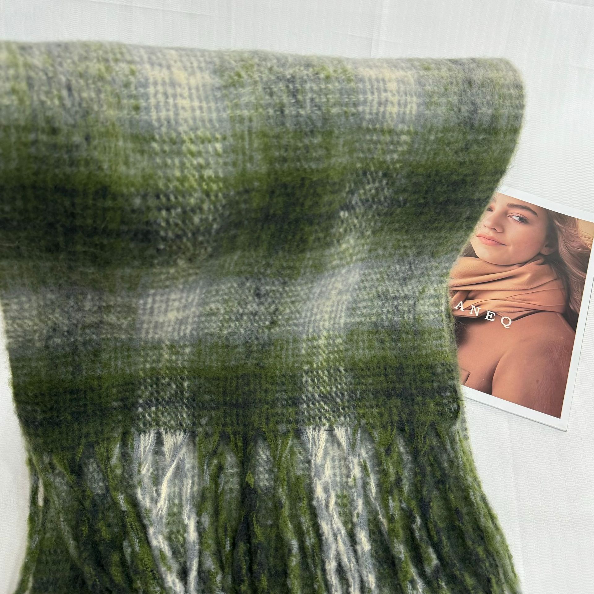 2025新款马海毛流苏围巾女秋冬季氛围感保暖格子百搭外贸跨境专供详情14