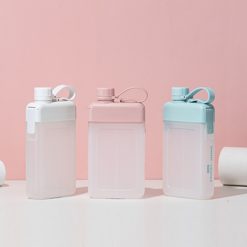 Yiben Yueyue Fashionable water bottle, personalized and trendy square small-mouthed direct drinking plastic cup, portable and easy to use for outdoor sports Application Scenario