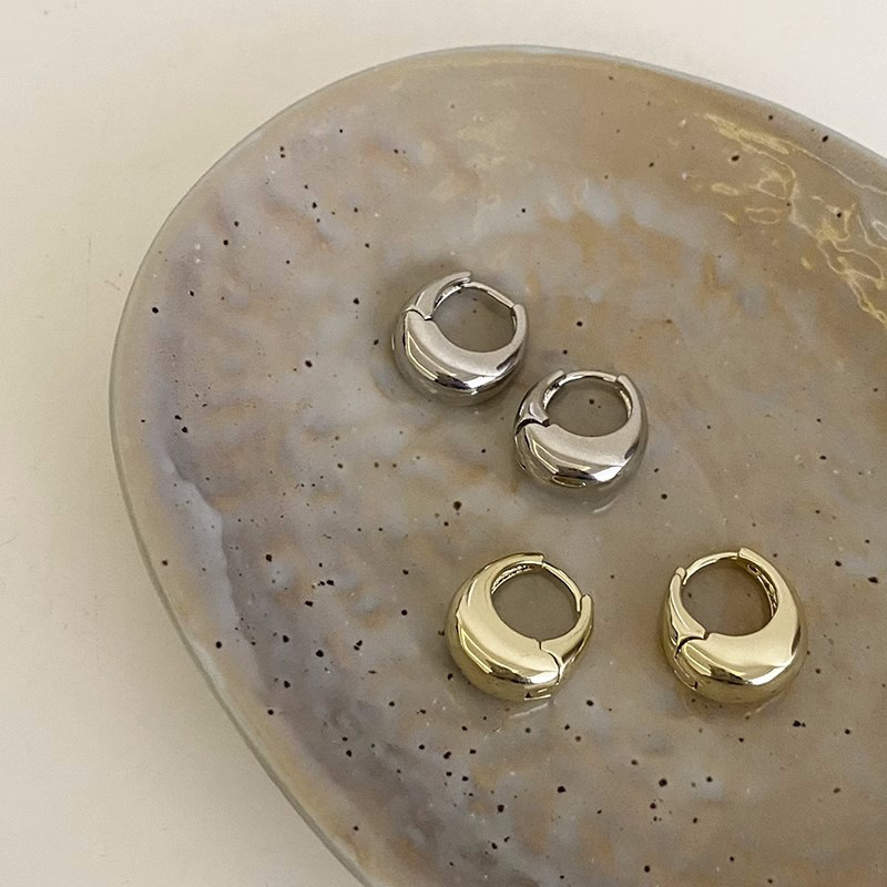 HUALU- Plain ear buckles with a high-end feel, golden brushed C-shaped ear rings, classic and versatile earrings and earrings for chubby girls Application Scenario