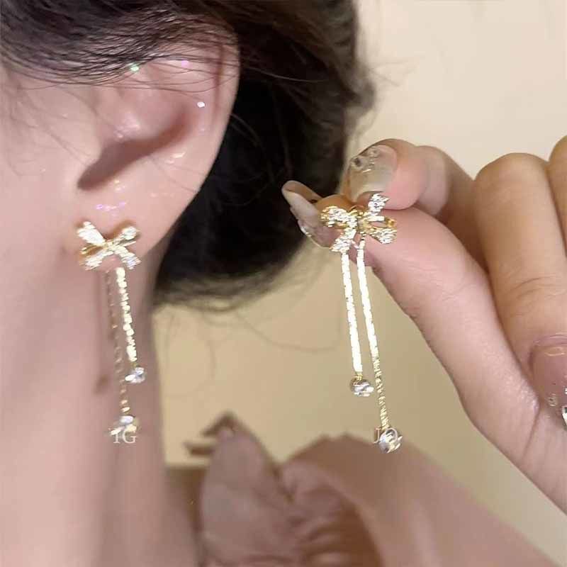 Perfect sense of the camera ~ French diamond bow tassel earrings, a niche design for women with a high-end feel, trendy ear clips and earrings Item Picture