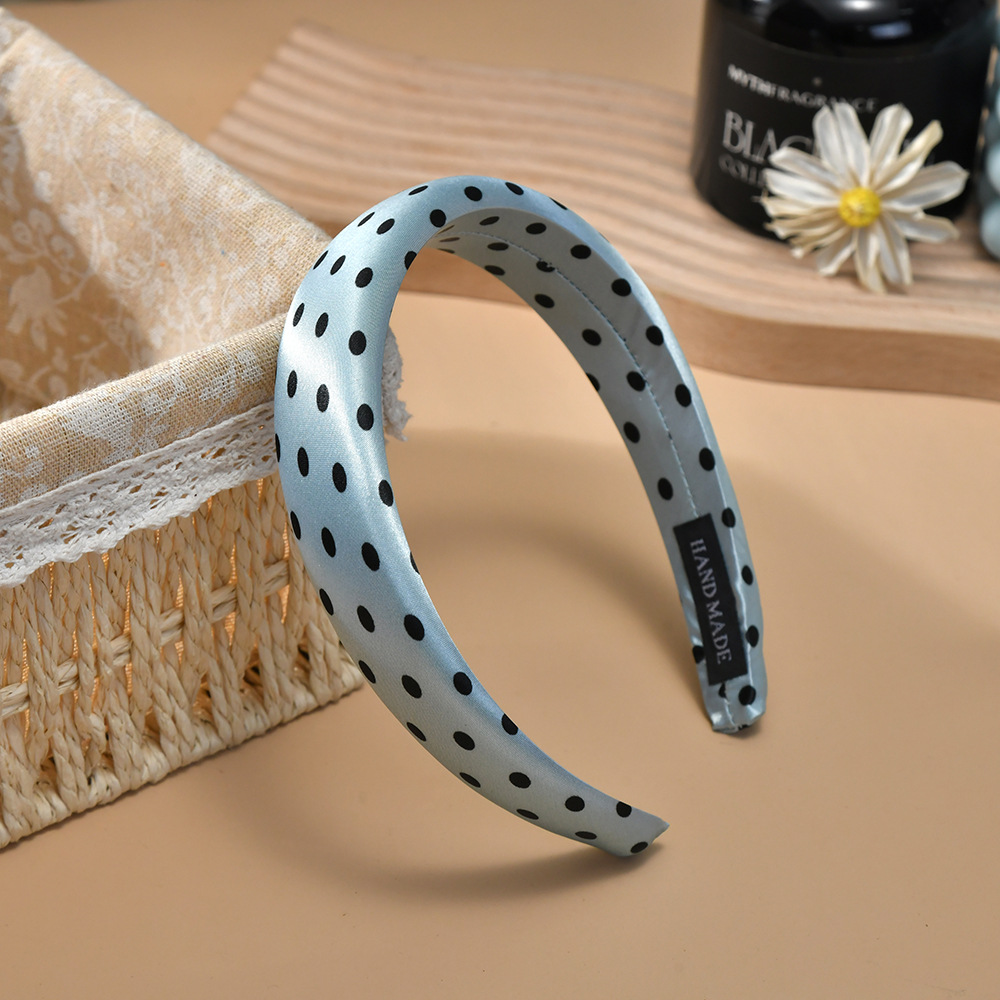 The flocked heart-shaped sponge headband, a popular hair accessory, features a hair clip that presses down the hair and adds a sense of sophistication to the top of the head Specification image