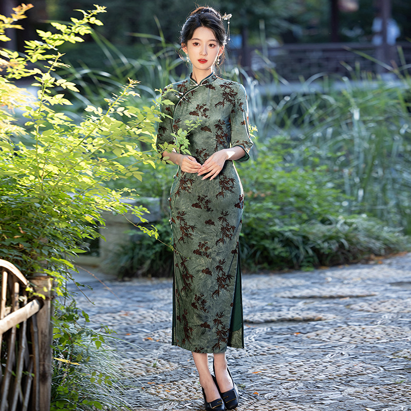 "National Trend Simple and Elegant cheongsam 2025 Spring New Style Milk silk tie-dyed flocking high-end improved new Chinese style. Item Picture