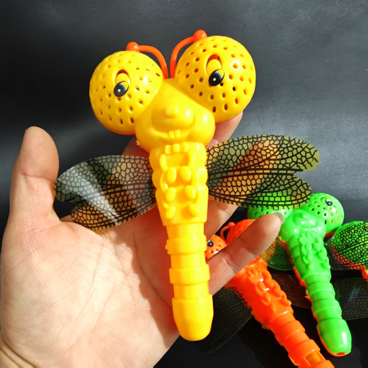 【】830蜻蜓摇铃 12/个 1200/件830蜻蜓摇铃带口哨儿童玩具摇铃益智宝宝哄娃神器手持摇铃1元批发产品图