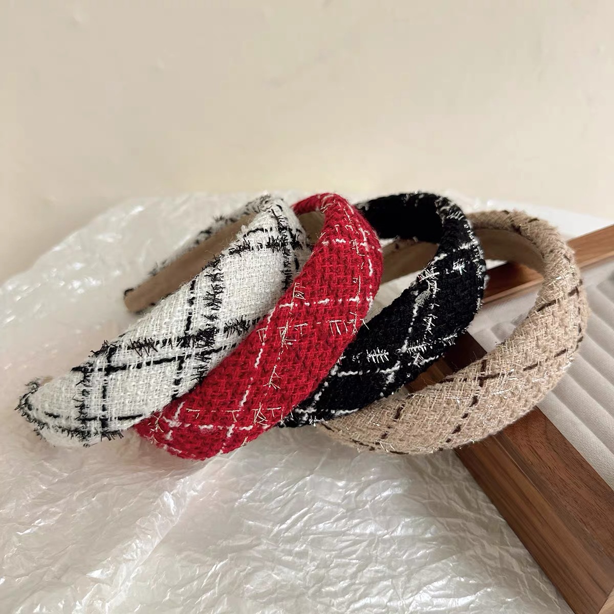 Black and white series, elegant coarse woven Korean fashion, elegant wide edge sponge hair band, women's high top hairpin headband details Picture