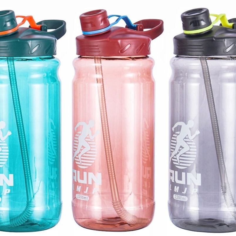 Outdoor large-capacity portable hand-held sports water bottle, plastic high-temperature resistant water cup with straw, portable cup, space cup Application Scenario