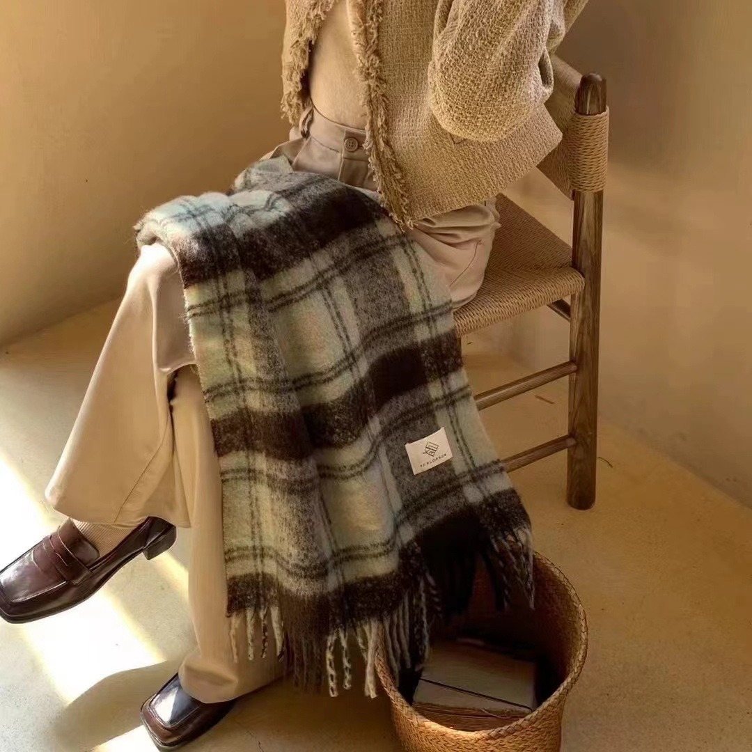 Wool blended checkered scarf for women in winter, with a high-end feel, thick and warm fur, and a brown Merado-style couple's neck