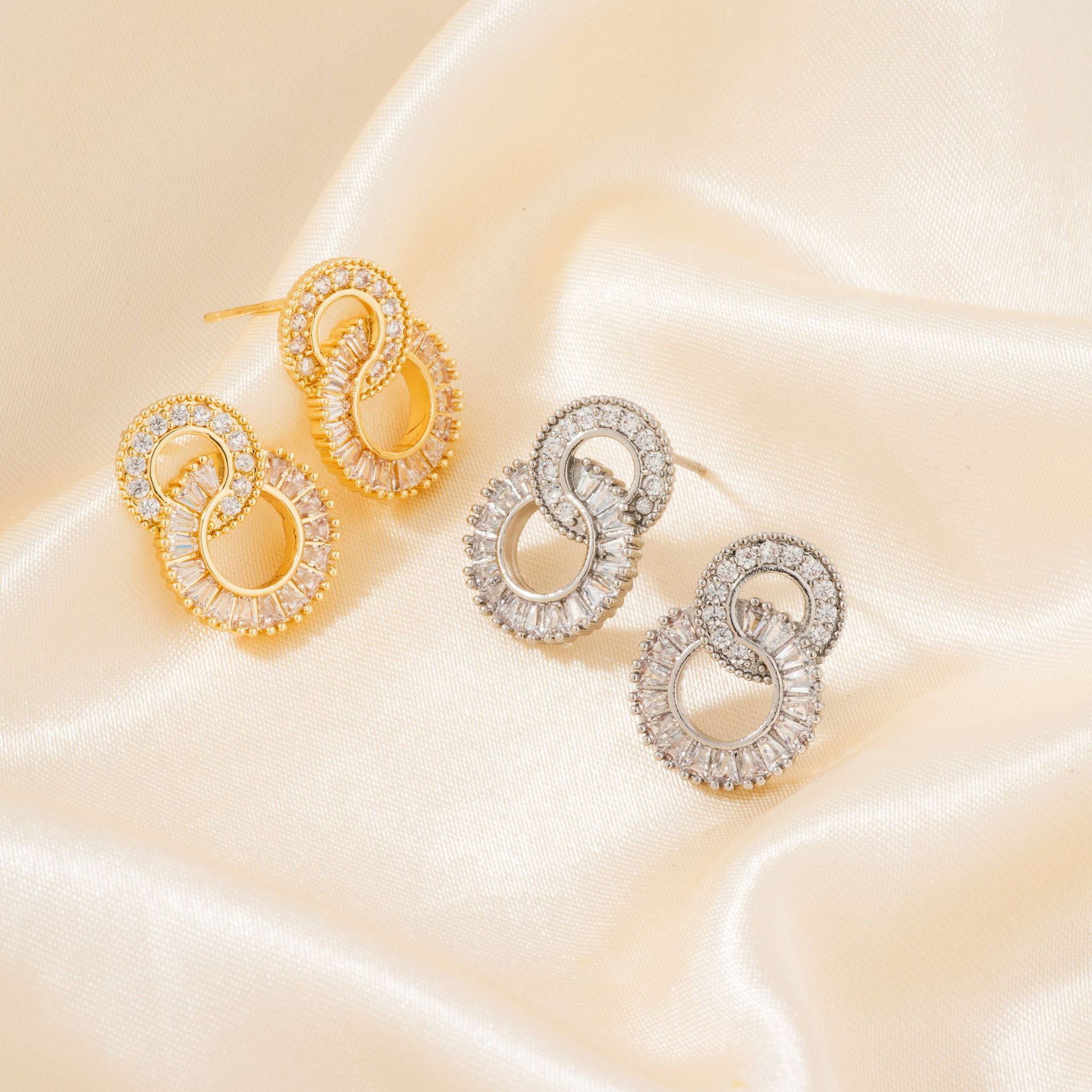 Double circle earrings, Korean-style diamond-encruted zircon women's short round stud earrings, earrings and accessories, high-end and elegant, with a delicate fragrance style