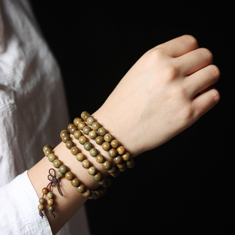 Natural green sandalwood 108-bead Buddhist prayer beads bracelet for men and women, 0.8 bracelet, ethnic ancient style, hand-held Application Scenario