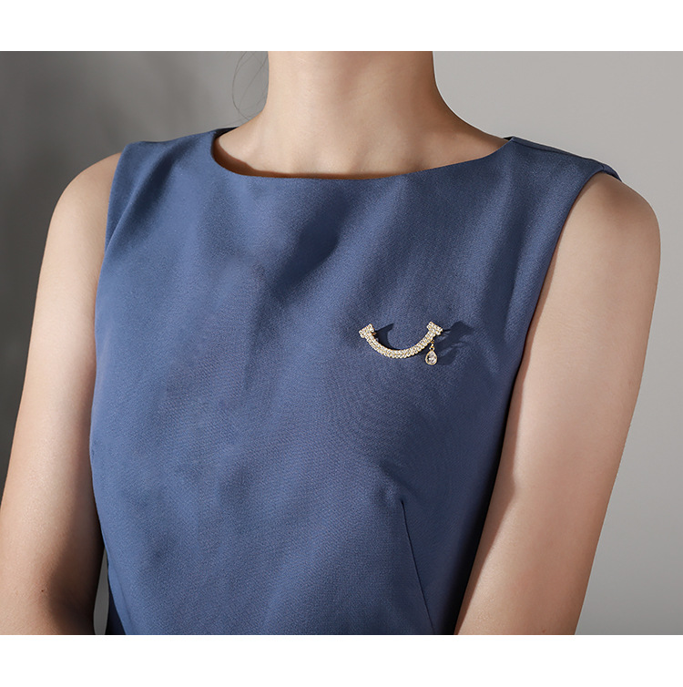 高档微笑笑脸水滴高级胸针女2021年新款潮西装衣服领口装饰别针