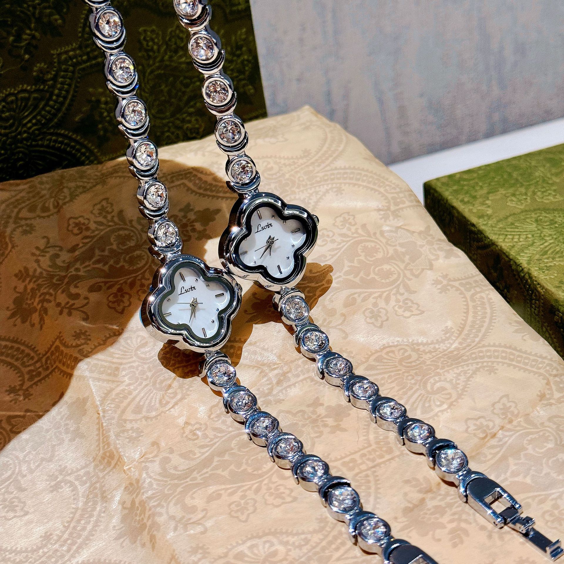 A four-leaf clover watch, a women's full diamond bracelet, a fashionable women's watch with luminous water resistance and a high-end feel, is being sold live on Douyin