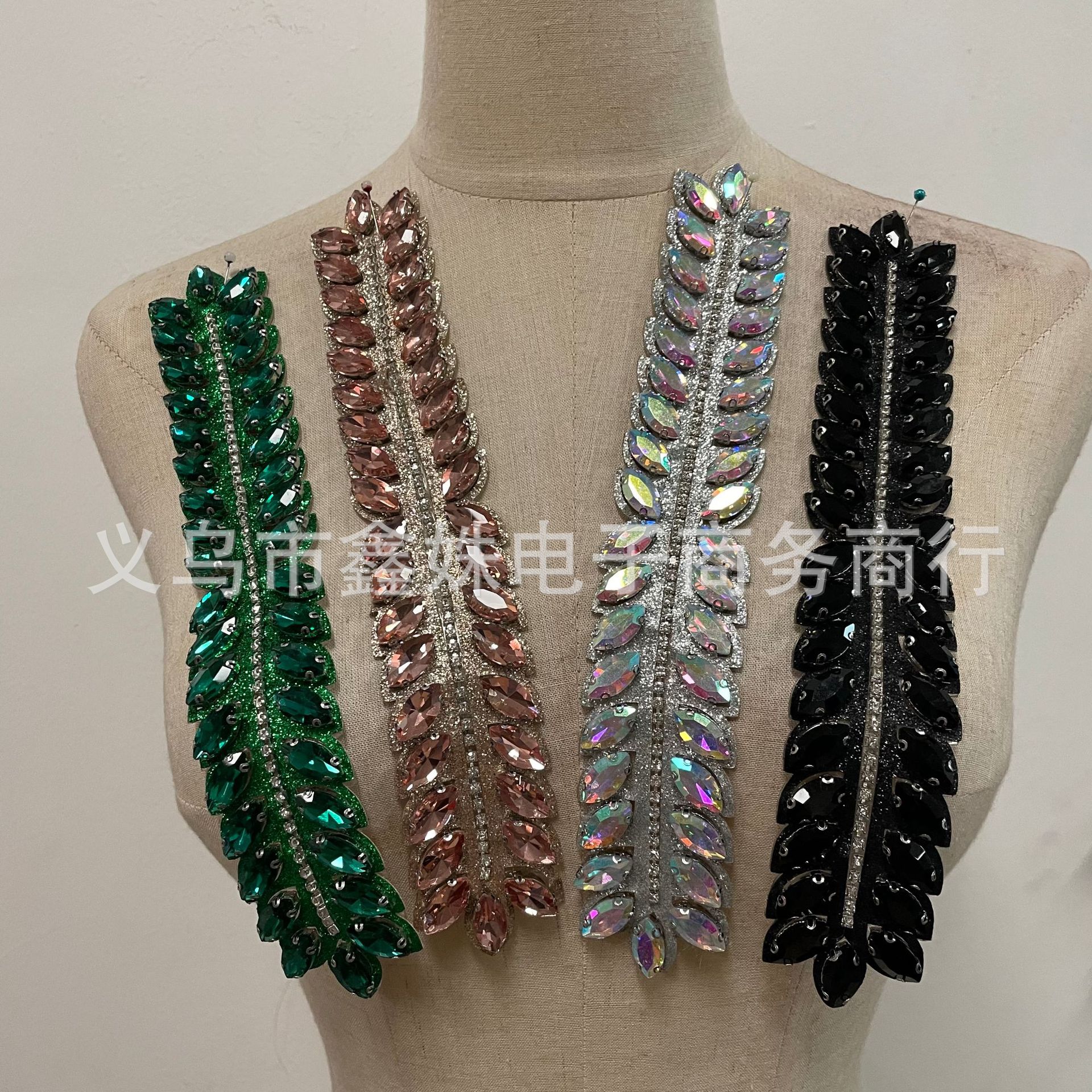 ثوب الزفاف المموّل details Picture