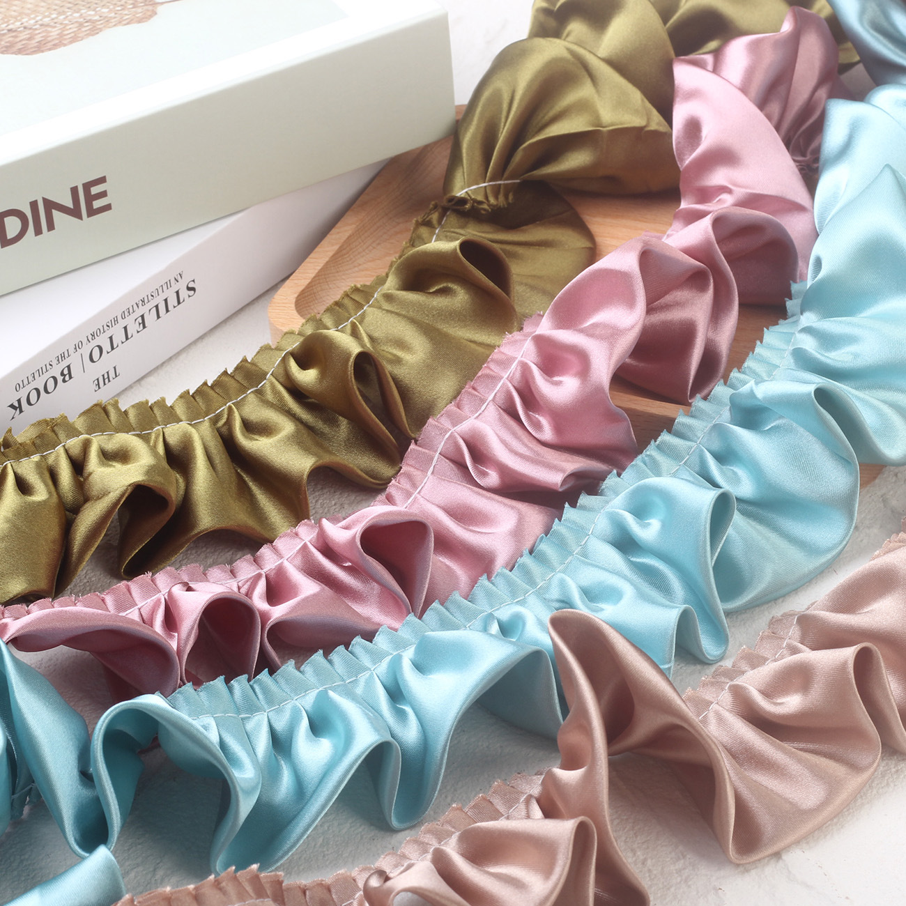 In stock: 5.5cm double-layer color butyl wrinkled headscarf, curtains, home textiles, cushions, cushions, blankets, fringes, discounted lace Application Scenario